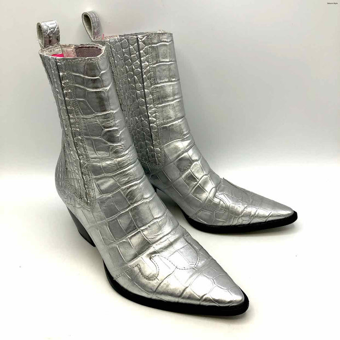 MATISSE Silver Leather Pointed Toe Reptile Pattern 2.5" Chunky Heel Boots