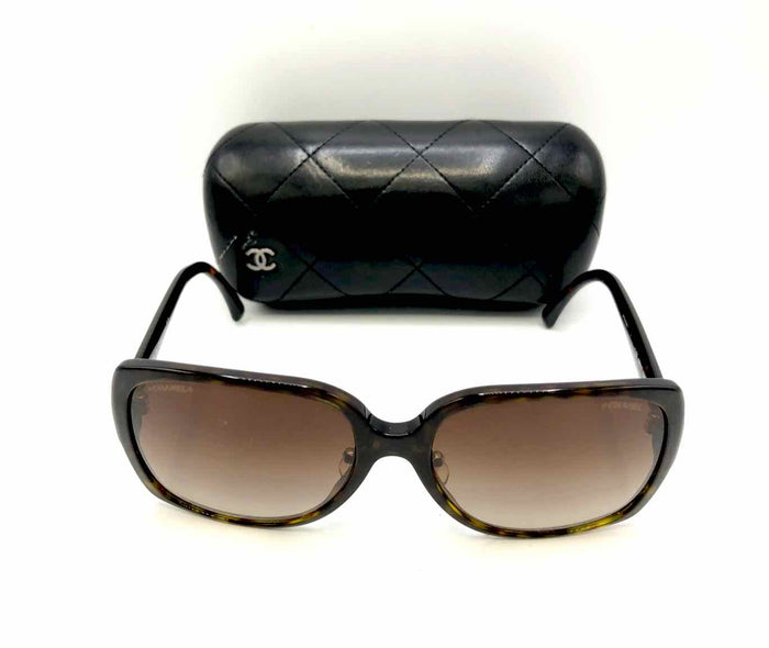 CHANEL Brown Pre Loved Sunglasses w/case