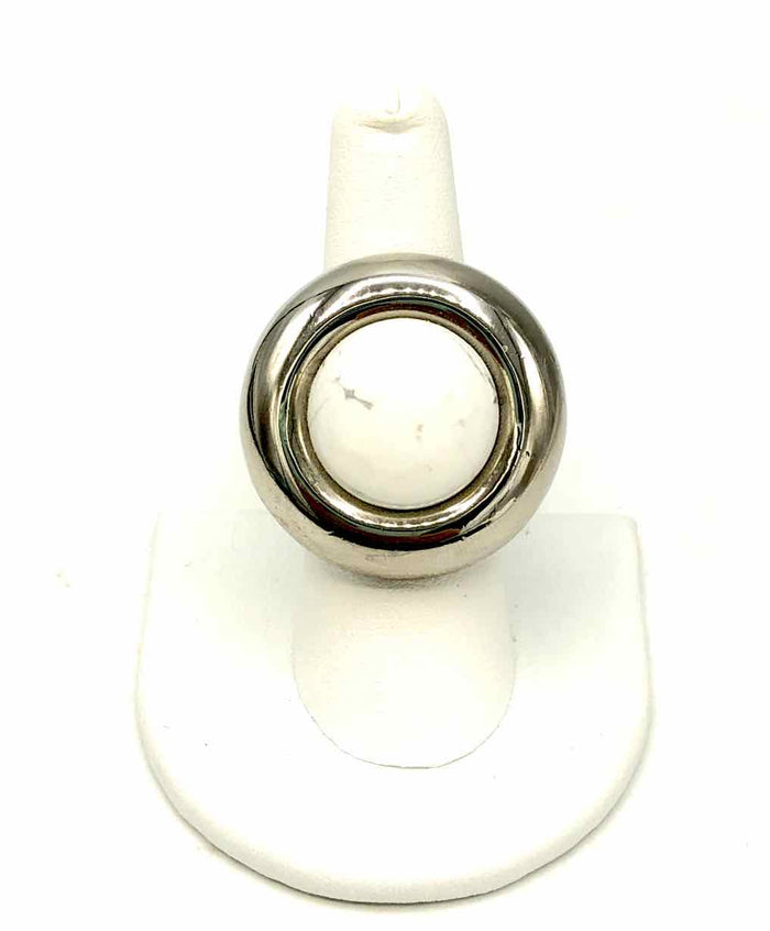 ST. JOHN White Silvertone Round Ring Sz 8