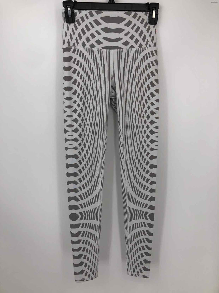 ALO White Gray Groovy Pattern Legging Size X-SMALL Activewear Bottoms