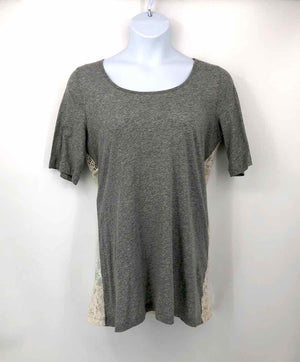 4 LOVE AND LIBERTY (JOHNNY WAS) Gray Beige Eyelet Size LARGE  (L) Top
