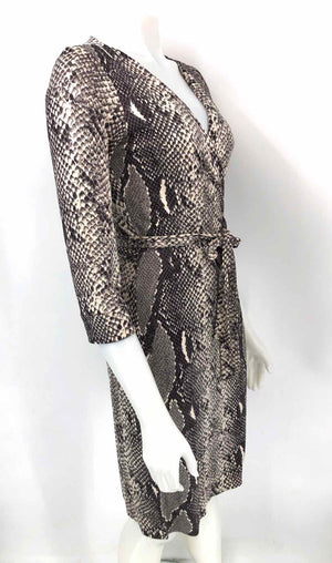 DVF - DIANE VON FURSTENBERG Gray White Reptile Wrap Size 6  (S) Dress
