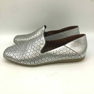 GENTLE SOULS by KENNETH COLE Silver Leather Perforated Flats Shoe Size 9 Shoes